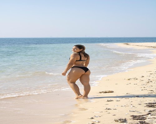 Persona caminando hacia su trabajo en la ciudad